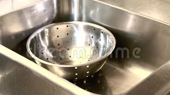 洗涤水果有机李子罐头视频的预览图