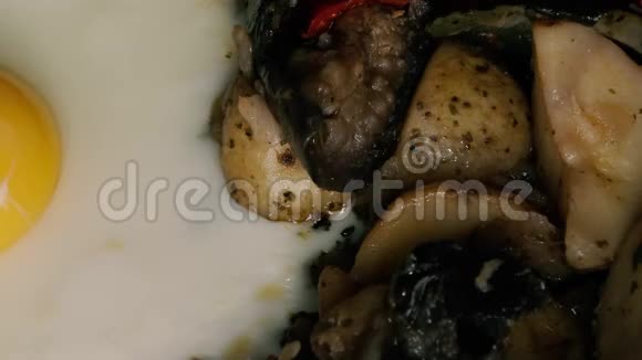 鸡蛋土豆和蔬菜在锅里烤视频的预览图