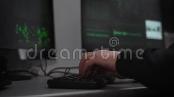 一名黑客正在准备在地下机房进行网络攻击一个人以快速的速度输入信息关于视频的预览图