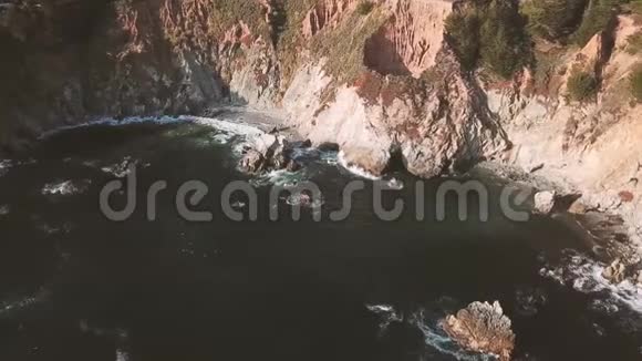 空中海边的群山视频的预览图