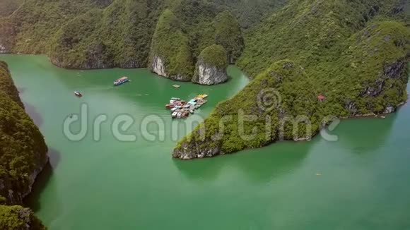 全景观景船停泊在下龙湾码头靠岸视频的预览图