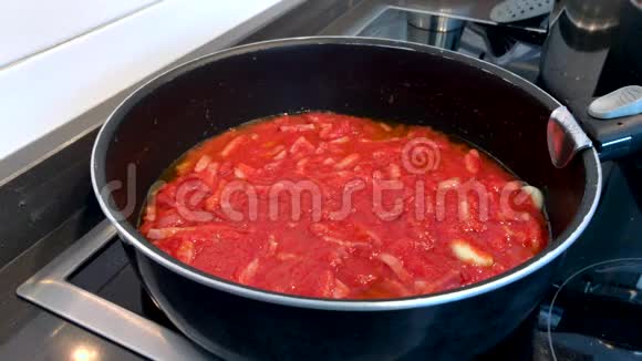 准备西红柿和潘切塔酱视频的预览图