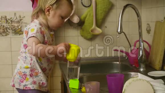 小女孩在玩洗碗视频的预览图
