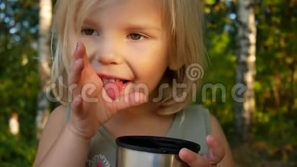孩子正在秋林里喝茶视频的预览图