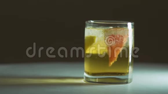 威士忌冰柠檬和葡萄柚视频的预览图