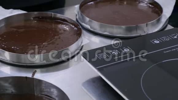 一个移动的镜头展示了几个蛋糕在糖果店等待烘焙视频的预览图