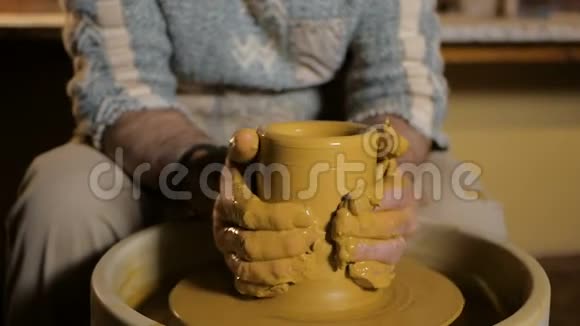 陶器车间做花瓶的人的手视频的预览图