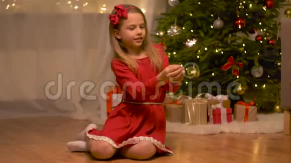 圣诞快乐女孩在玩火星侠视频的预览图