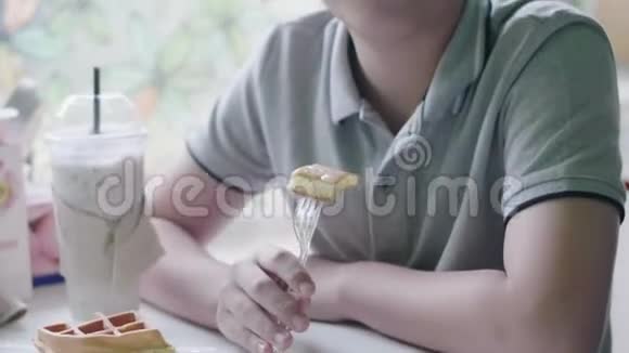 快乐的亚洲男孩喜欢笑着在家吃饭视频的预览图