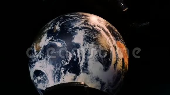 大型旋转地球环球视频的预览图