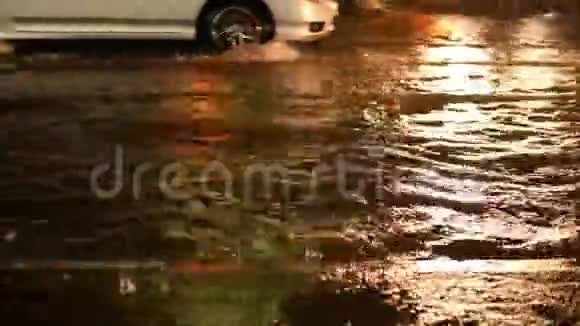 雨夜的洪水道路交通汽车溅起水花视频的预览图