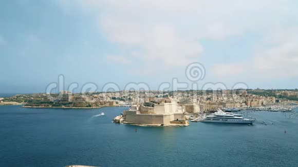 从瓦莱塔海岸看地中海圣安杰洛堡和马耳他岛视频的预览图