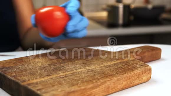 女人在厨房里用刀把番茄切成两半视频的预览图