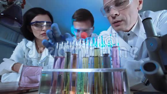 实验室里的科学家在试验化学物质视频的预览图