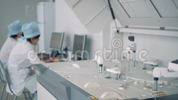 临床化学分析仪在医学实验室工作视频的预览图