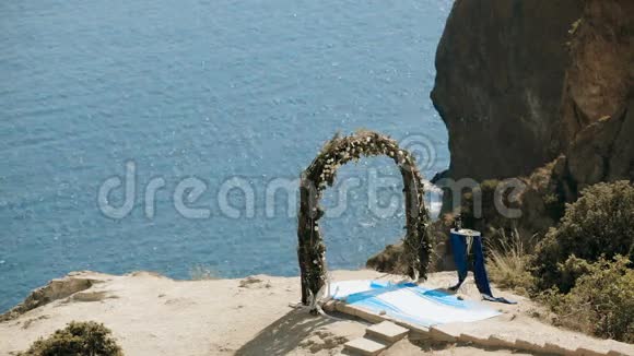 悬崖上的婚礼拱门视频的预览图