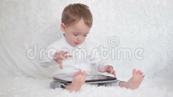 快乐的宝宝看着电子显示屏笑了视频的预览图