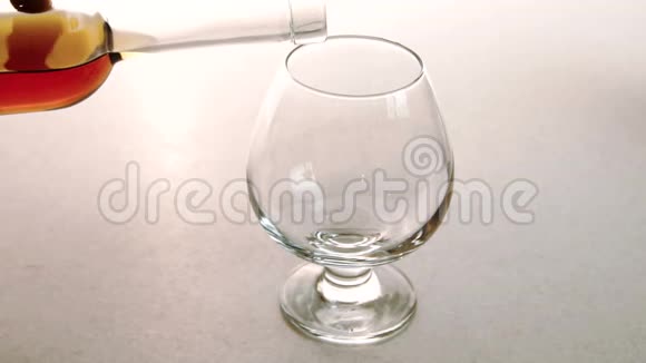 在餐厅里干净的玻璃杯里装满了优质的金白兰地视频的预览图