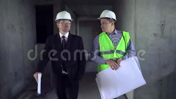 建筑师和工头谈话视频的预览图