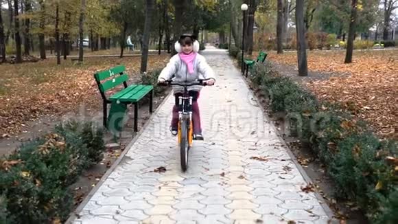 一个高加索儿童在公园骑自行车视频的预览图