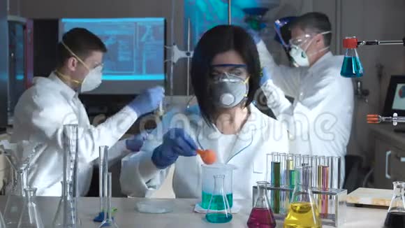 实验室里的科学家在试验化学物质视频的预览图
