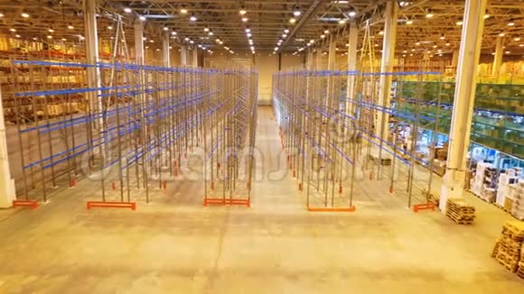 仓库内组装大型空金属机架的摄像机移动视频的预览图