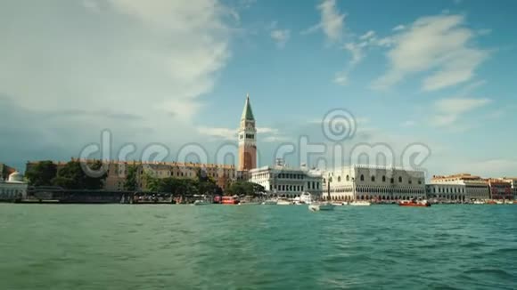 威尼斯全景与道奇宫晴朗的晴天从漂浮的船上眺望视频的预览图