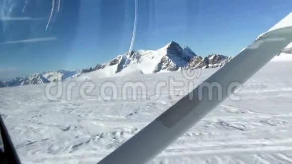 晴天飞越雪山的小型私人飞机内的飞行录像视频的预览图
