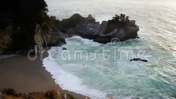 美丽的海洋海湾在阳光下被高高的悬崖环绕视频的预览图