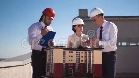 建筑师戴着头盔的房子模型视频的预览图