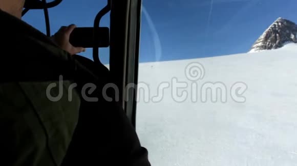 从山上冰川起飞的飞机内部的视频视频的预览图