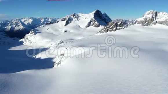 小型私人飞机拍摄的美丽山峰视频的预览图