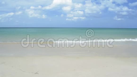 安达曼海的热带沙滩多云的蓝天卡隆海滩的风景夏天阳光下清澈的水视频的预览图