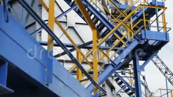 蓝黄相间的建筑运动视频的预览图