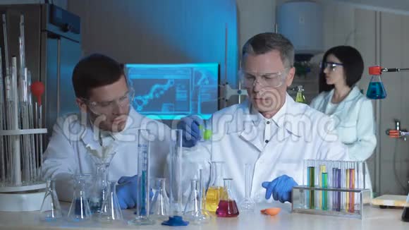 化学实验室的技术人员或科学家视频的预览图