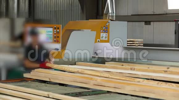 女人在工厂工作女人在传送带上工作人们在木工工厂工作人们在传送带上工作视频的预览图