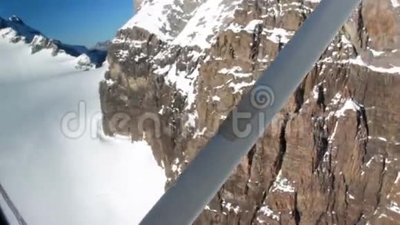 飞越山峰和冰川的小型rivate飞机视频的预览图
