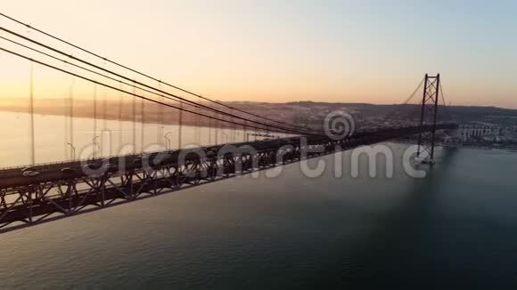 四月二十五日大桥及日落时的交通视频的预览图