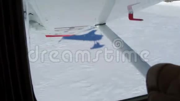 从驾驶舱内观看起飞雪域跑道的飞机影子视频的预览图