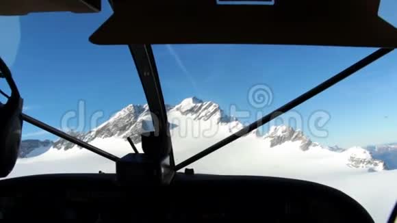 从私人飞机驾驶舱拍摄的在雪域山脉飞行的视频视频的预览图