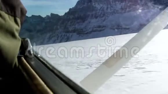从冰川上跑道起飞的飞机的角度视频的预览图
