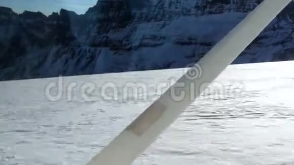 从雪覆盖的山峰上的小飞机内部观看视频的预览图