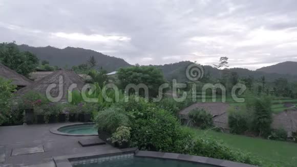 从水潭上看山上的水稻梯田和农民的房子印度尼西亚巴厘视频的预览图