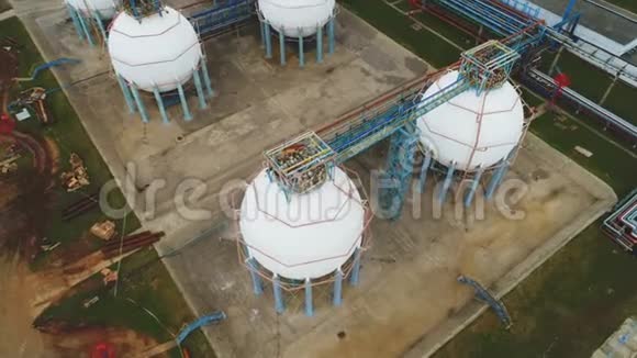 摄像机在球形水库和炼油厂综合体上方移动视频的预览图
