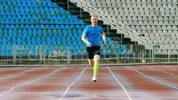 运动员在跑道上慢动作视频的预览图