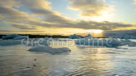 冰岛冰湖中漂浮的冰山视频的预览图