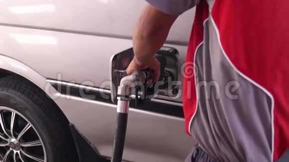 汽油服务员打开吉普车引擎盖以补充散热器的水视频的预览图