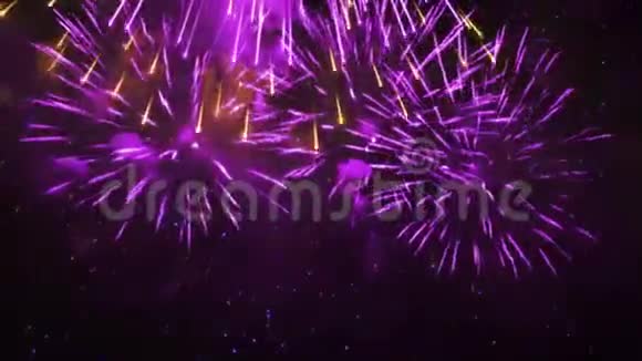 丰富多彩的假日烟火特写新年前夜的镜头视频的预览图