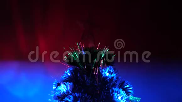 新年2020的心情圣诞树节日快乐圣诞内饰房间里有一棵漂亮的圣诞树上面装饰着视频的预览图