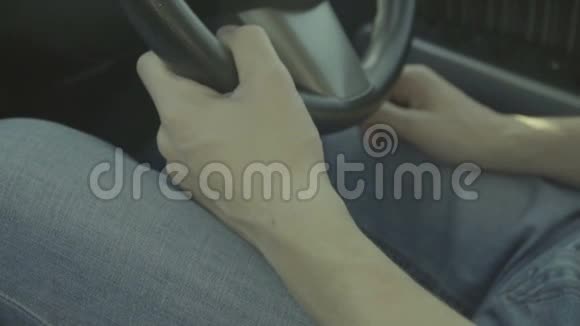 开车的人双手握着方向盘慢动作视频的预览图